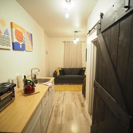 Cozy 1 Bedroom Centrally Located Hamilton Exterior photo