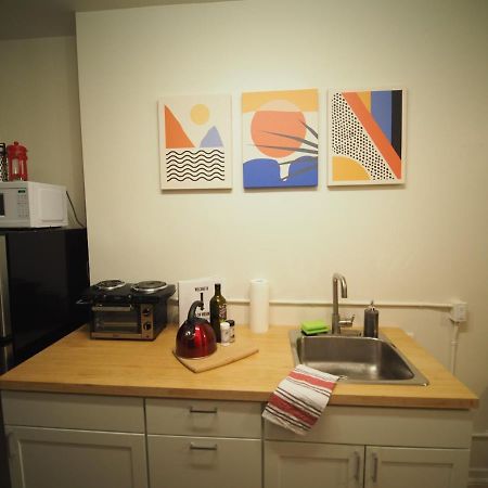 Cozy 1 Bedroom Centrally Located Hamilton Exterior photo