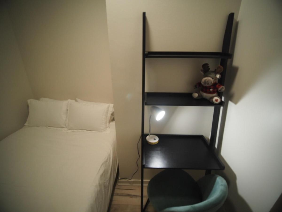 Cozy 1 Bedroom Centrally Located Hamilton Exterior photo