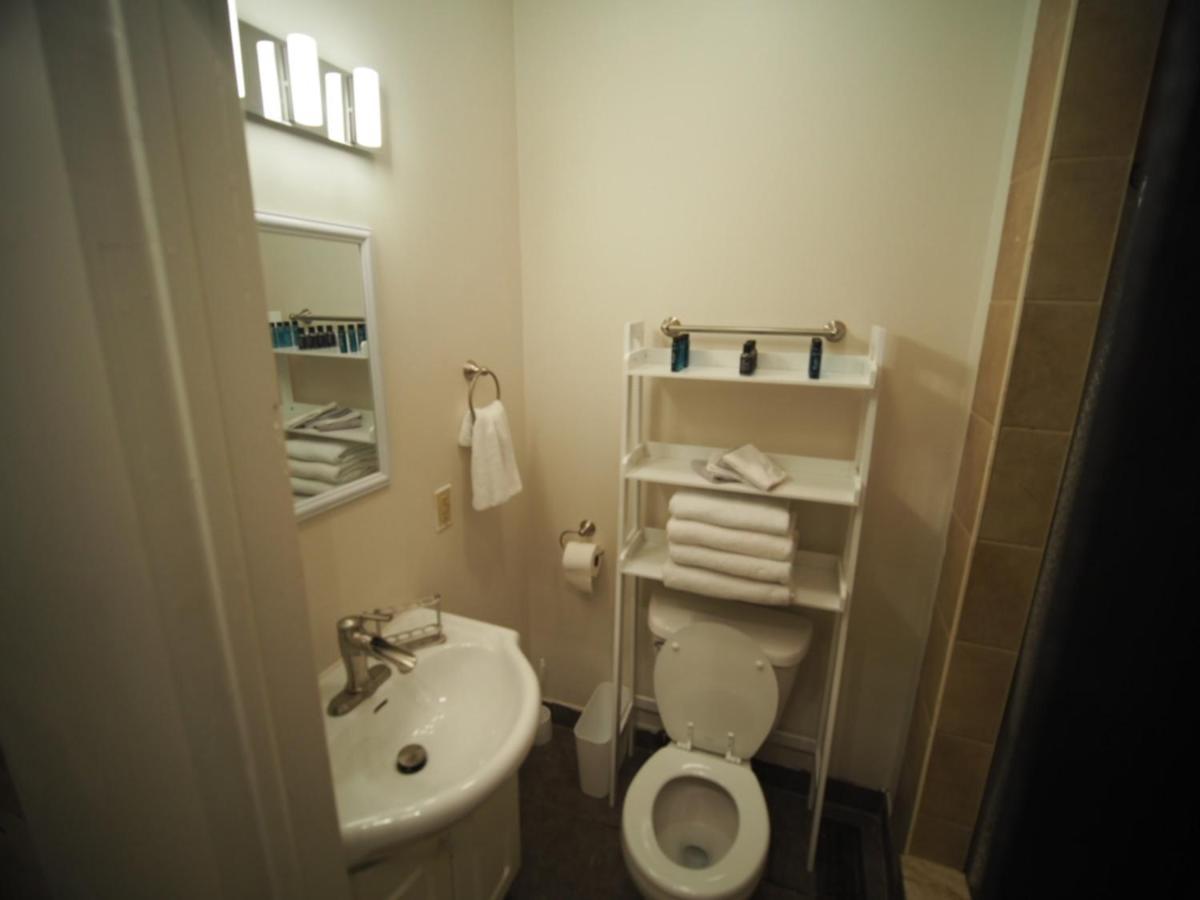 Cozy 1 Bedroom Centrally Located Hamilton Exterior photo