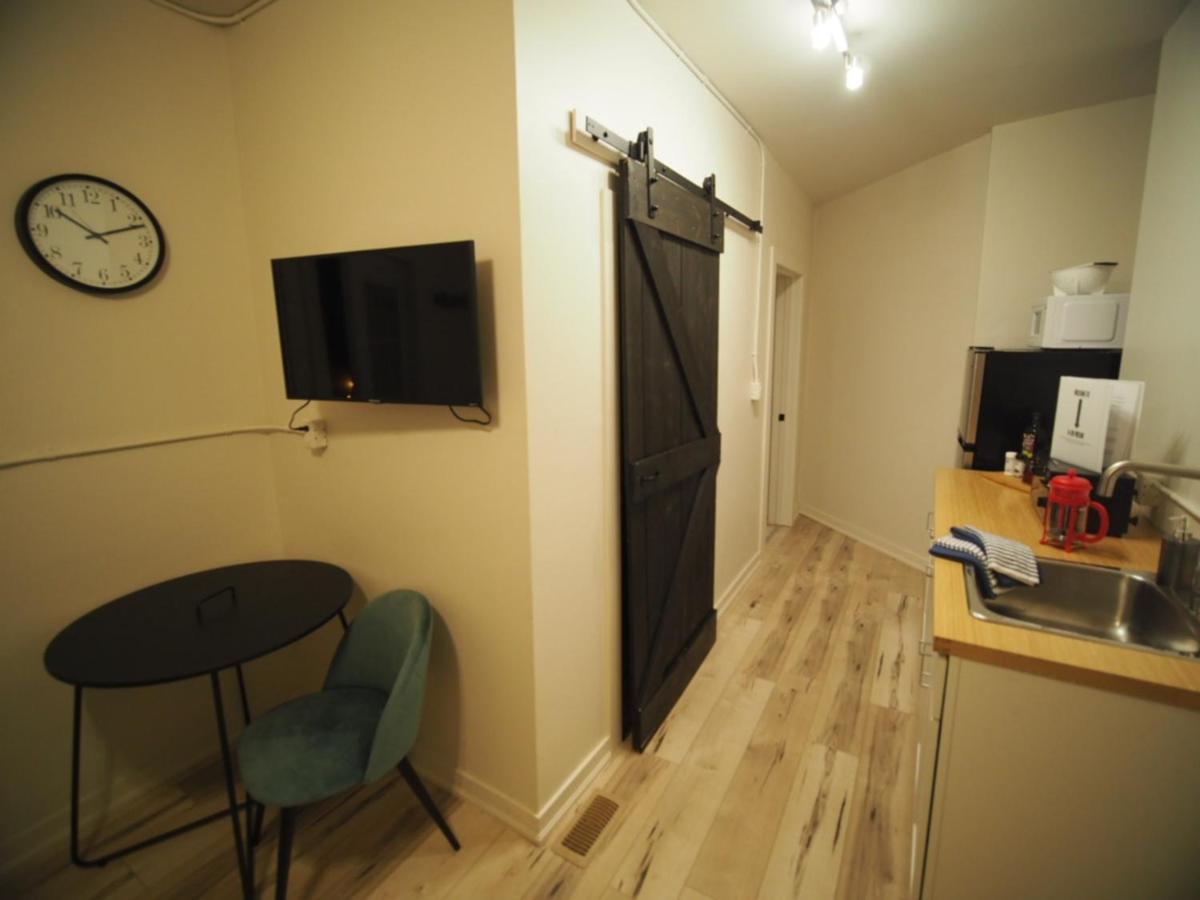 Cozy 1 Bedroom Centrally Located Hamilton Exterior photo
