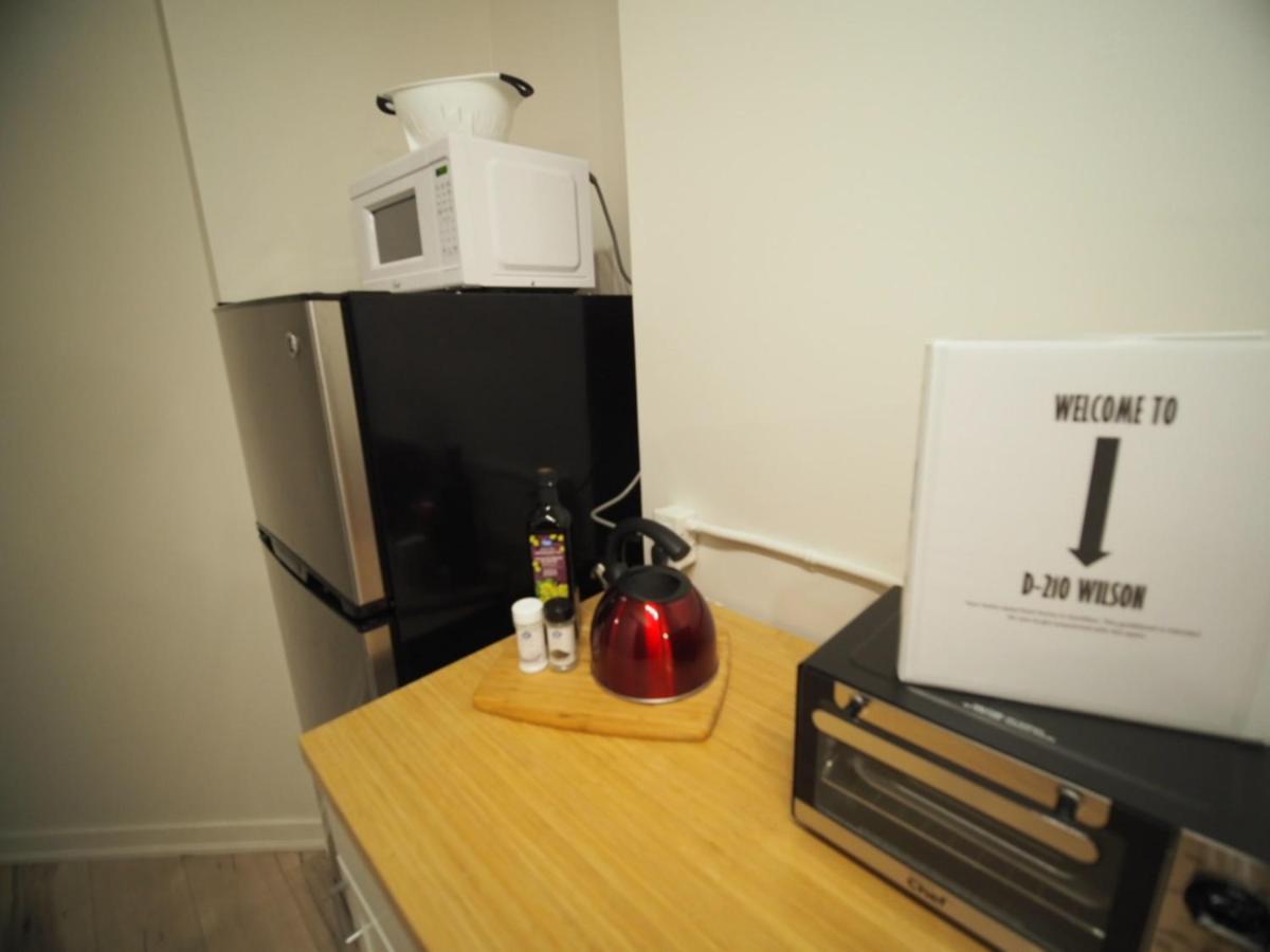 Cozy 1 Bedroom Centrally Located Hamilton Exterior photo