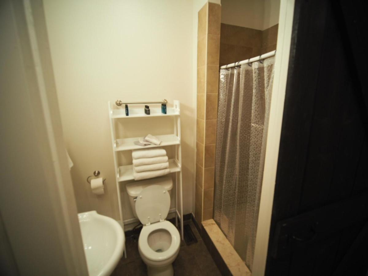 Cozy 1 Bedroom Centrally Located Hamilton Exterior photo